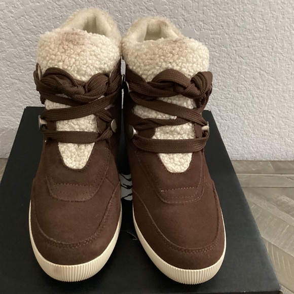 SOREL Out N About Faux Shearling Bootie (Women), size 9 - Picture 3 of 9